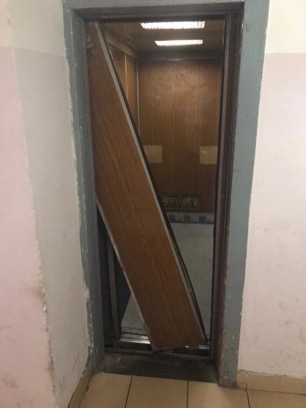 В результате хулиганских действий неизвестного лица повреждена створка двери кабины лифта по адресу: ул. Хасанская, д.20